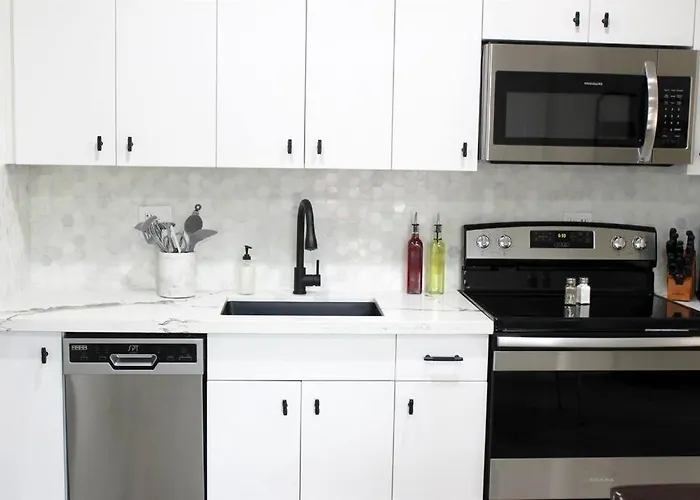 Apartment Remodeled Modern Ground Level Blocks To Dwntn - B